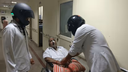 తలకు హెల్మెట్ తోనే విధులు... ఉస్మానియా హాస్పిటల్లో జూనియర్ డాక్టర్ల వినూత్న నిరసన