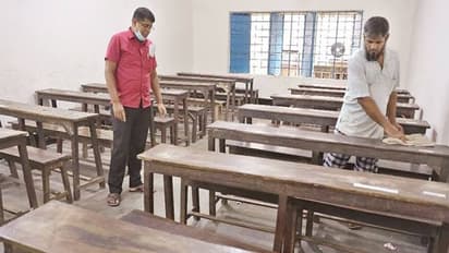 School Reopen- স্বাভাবিক ছন্দে ফেরার আনন্দে পড়ুয়ারা, সকাল থেকেই মুর্শিদাবাদের স্কুল-কলেজে তুঙ্গে প্রস্তুতি