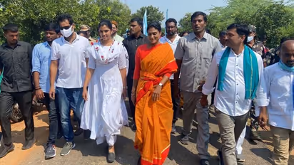 వైఎస్ షర్మిల పాదయాత్రలో పాల్గొన్న యాంకర్ శ్యామల.. సంతోషంగా ఉందంటూ కామెంట్స్..