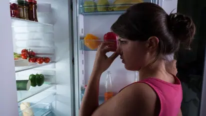 ഫ്രിഡ്ജിലെ രൂക്ഷ ഗന്ധം അകറ്റാൻ ഒരു കിടിലന് വഴി; വൈറലായി വീഡിയോ