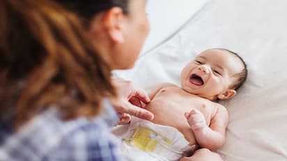 Relationship Tips: गोद में बच्चे को लेकर नहीं करें ऐसा काम, ये हैं छोटे बच्चे के केयर से जुड़ी 5 अहम बातें