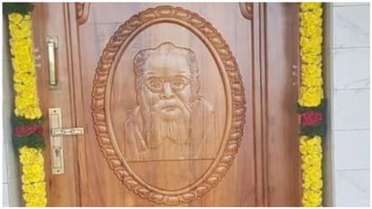 விபூதியடித்து, தோரணம் கட்டி, கதவில் பெரியார் சிலை... மரியாதையா..? அவமானமா..?