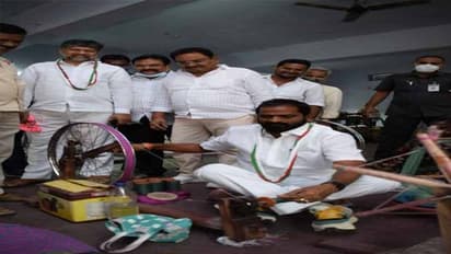 రాట్నంతో నూలు వడికిన మంత్రి వి.శ్రీనివాస్ గౌడ్ (ఫోటోలు)