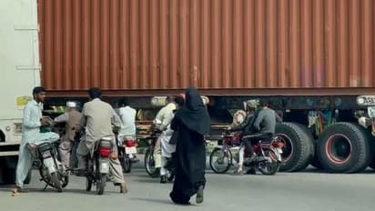 पाकिस्तान गृहयुद्ध की ओर: 20 हजार से अधिक कट्टरपंथी इस्लामाबाद की ओर बढ़े, रोकने के लिए कंटेनर्स लगाए गए