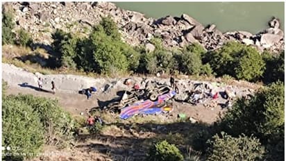 లోయలోకి దూసుకెళ్లిన బస్సు.. 11 మంది దుర్మరణం.. రంగంలోకి ఆర్మీ