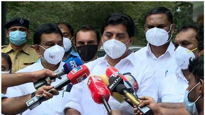   കട്ടപ്പനയിൽ മന്ത്രി റോഷി അഗസ്റ്റിനു നേരെ യൂത്ത് കോണ്‍ഗ്രസ് കരിങ്കൊടി വീശി