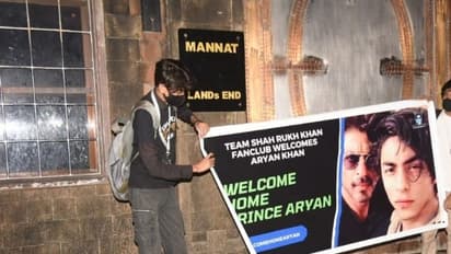 SRK fans celebrate outside Mannat after Aryan Khan gets bail (PHOTOS)
