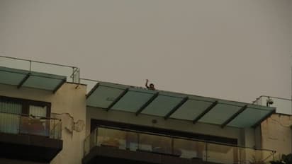 Abram Khan Waves Hand- দাদা আরিয়ানের জামিন, মন্নত থেকে হাত নাড়ল ছোট্ট আব্রাম, ভাইরাল ছবি