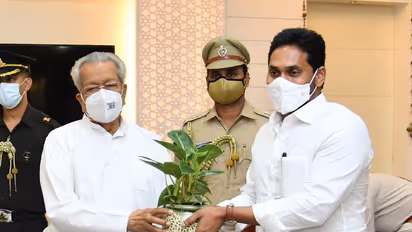 నవంబర్ 1న వైఎస్ఆర్ అవార్డులు:గవర్నర్‌ను ఆహ్వానించిన జగన్  (ఫోటోలు)