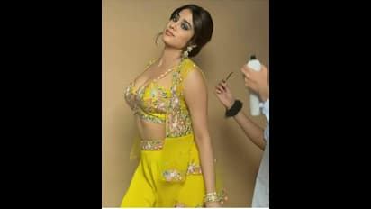 జాన్వీ కపూర్‌ ఇంతగా రెచ్చిపోతే తట్టుకోవడం కష్టమంటోన్న కుర్రాళ్లు.. అందాల సమ్మోహనం ఇలానే ఉంటుందేమో!