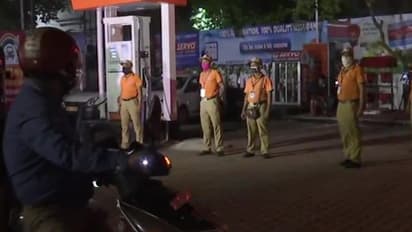 Fuel Prices Hike: আলো নিভিয়ে পেট্রোপণ্যের দাম বৃদ্ধির প্রতিবাদ, পেট্রোল-ডিজেল বিক্রি বন্ধ ৩০ মিনিট