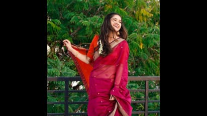 சேலைக்குள் சோலையாய் புன்னகை பூத்த வாணி போஜன்!! சிகப்புச் சேலையில் கௌதமியை நினைவுபடுத்துறாங்களே!!