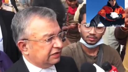 Aryan Khanಗೆ ಬೇಲ್: ವಕೀಲರ ತಂಡದ ಜೊತೆ ಪೋಸ್ ಕೊಟ್ಟ ಶಾರೂಖ್ ಮುಖದಲ್ಲಿ ಬಿಗ್ ಸ್ಮೈಲ್