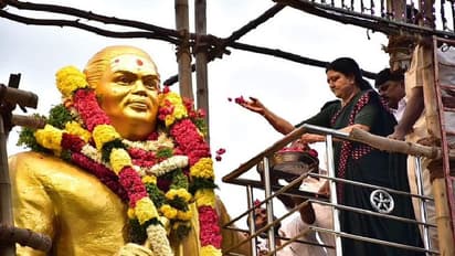 சசிகலாவின் அடுத்தடுத்த அரசியல் நகர்வுகள்… மதுரையில் தேவர் சிலைக்கு மரியாதை!!