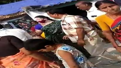 Huzurabad Bypoll: ఆ పార్టీల డబ్బులు అందలేదంటూ ఓటర్ల ఆందోళన... గొడవకుదిగిన మహిళలు (వీడియో)