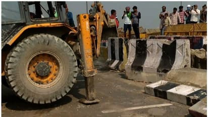 കർഷക സമരം; തിക്രി, ഗാസിപ്പൂർ അതിർത്തികളിൽ ബാരിക്കേഡുകൾ നീക്കി, പാർലമെന്റിലേക്ക് ട്രാക്ടർ മാർച്ചെന്ന് കർഷകർ