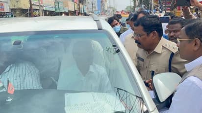 Huzurabad Bypoll: ఈటల రాజేందర్ ను అడ్డుకున్న పోలీసులు... ఉద్రిక్తత
