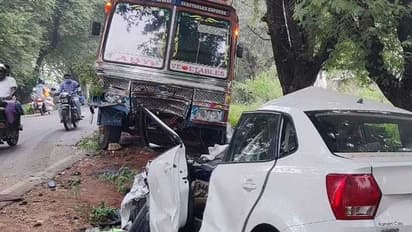 காரும் லாரியும் நேருக்கு நேர் மோதல்.. அரசு பெண் மருத்துவர் உட்பட 3 பேர் உடல் நசுங்கி உயிரிழப்பு..!