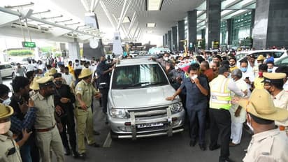 బెంగళూరు విమానాశ్రయంలో చంద్రబాబు... ఘనస్వాగతం పలికిన టిడిపి శ్రేణులు (ఫోటోలు)