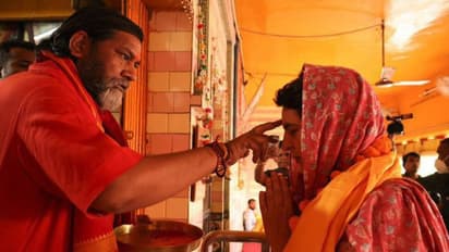 यूपी इलेक्शन में चमत्कार की उम्मीद लेकर प्रियंका गांधी पहुंचीं पीतांबरा पीठ, 15 मिनट तक 'ध्यान' लगाकर बैठीं