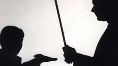 స్కూల్ బిల్డింగ్‌పై నుంచి రెండో తరగతి పిల్లాడిని తలక్రిందులుగా వేలాడదీసిన హెడ్‌మాస్టర్