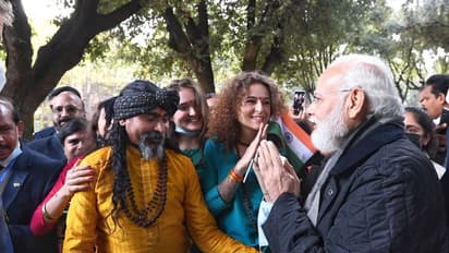 பிரதமர் மோடிக்கு தேசிய கொடியுடன் உச்சாக வரவேற்பு கொடுத்த இத்தாலி வாழ் இந்தியர்கள்! புகைப்பட தொகுப்பு!