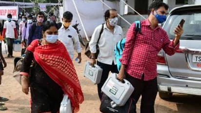 హుజూరాబాద్, బద్వేల్ ఉపఎన్నికలకు ఏర్పాట్లు పూర్తి: ఈవీఎంలతో పోలింగ్ కేంద్రాలకు అధికారులు