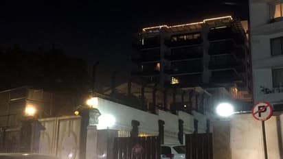 'मन्नत' में जश्न का माहौल : आर्यन के इंतजार रोशन हुआ शाहरुख का घर, बाहर फैंस,अंदर मां गौरी के चेहरे पर मुस्कान