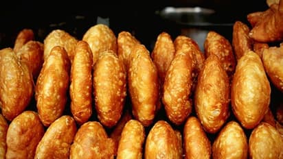 కెమిస్ట్రీ పేపర్ లో కచోరీ అమ్మకం... నెట్టింట ఫోటోలు వైరల్..!