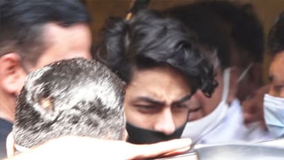 Aryan Khan Drug Case: ऑर्थर जेल रोड से 27 दिन बाद रिहा हुए आर्यन खान; जेल से मन्नत तक दिखी भारी भीड़