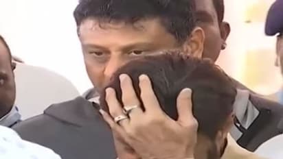 Puneeth rajkumar death: తల బాదుకుంటూ కన్నీరు మున్నీరైన బాలకృష్ణ.. పునీత్ పార్థివదేహం ముందు ఇలా