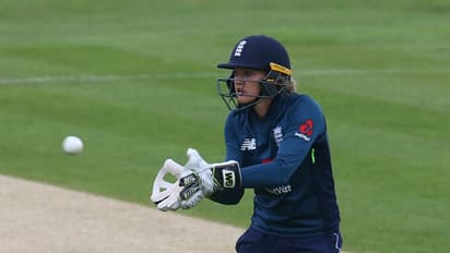 ஆடவர் கிரிக்கெட் அணியின் முதல் பெண் பயிற்சியாளர் சாரா டெய்லர்..! இவர் தான் “பெண் தோனி” தெரியுமா..?