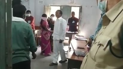 Huzurabad bypoll Result 2021: తొలి రౌండ్‌లో ఈటల ఆధిక్యం, కాంగ్రెస్ కు 120 లోపు ఓట్లు