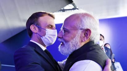 गले लगना-कंधे पर हाथ रखना...बाइडेन और फ्रांस के राष्ट्रपति के साथ मोदी की इस तस्वीर पर गर्व कर रहा इंडिया