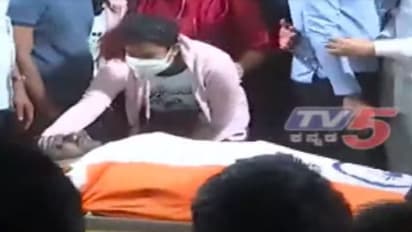 ಅಮೆರಿಕಾದಿಂದ ಬಂದು ಅಪ್ಪನ ತಲೆ ಸವರಿ ಅಂತಿಮ ದರ್ಶನ ಪಡೆದ ಪುತ್ರಿ ಧೃತಿ