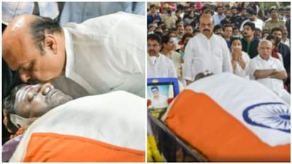 Puneeth Rajkumar உடலுக்கு கண்ணீரோடு முத்தமிட்டு இறுதி அஞ்சலி செலுத்திய கர்நாடக முதல்வர் பசவராஜ் பொம்மை!