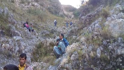 ఉత్తరాఖండ్‌లో ఘోర రోడ్డు ప్రమాదం.. లోయలో పడ్డ వాహనం.. 12 మంది మృతి..