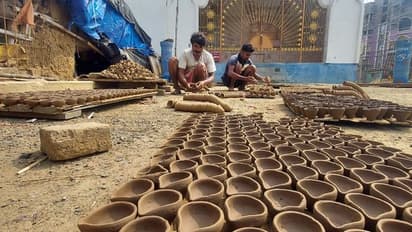 Diwali Light- গ্রাস করছে হতাশা, অন্য পেশায় ঝুঁকছে কুমোরদের পরবর্তী প্রজন্ম