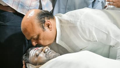 పునీత్ రాజ్ కుమార్ పార్ధీవ దేహాన్ని ముద్దాడిన సీఎం బొమ్మై... చివరకు తల్లిదండ్రుల ఒడిలోకి చేరిన సూపర్ స్టార్