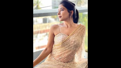 கொசுவலை போன்ற சேலையில் மெல்லிய இடையை மொத்தமாக காட்டி... இளசுகளை மூச்சு முட்ட வைத்த   சாக்ஷி அகர்வால்!