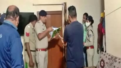 शॉकिंग: इंस्पेक्टर ने पहले पत्नी को मारी गोली फिर खुद को उड़ाया, बेटी को बाहर भेज टीवी के सामने किया कांड