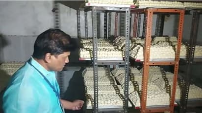 दीवाली पर मिठाई खरीदने से पहले सावधान, यहां नाले के पानी में तैयार हुआ मीठा..मच्छर और कीड़े भी मिले