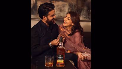 Kajal aggarwal: పబ్లిక్ గా ఆయనతో పెగ్గేస్తూ పేకాడుతున్న చందమామ... డబ్బుల కోసం ఏమైనా చేస్తావా కాజల్!?