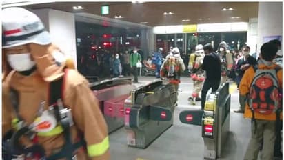 ప్రయాణికులను కత్తితో బెదిరిస్తూ ట్రైన్కు నిప్పు.. కిటికీల్లో నుంచి జనాలు బయటకు..