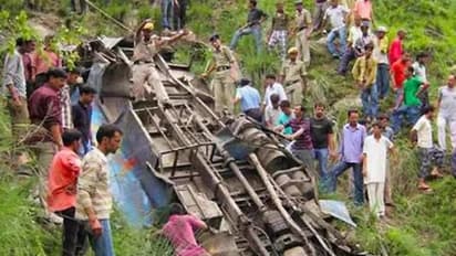 ஆண்டவா..300 அடி பள்ளத்தில் தலைகுப்புற கவிழ்ந்த வேன். ரத்தக்களரியான ஆன்மீக பூமி. தலையில் அடித்து கதறிய முதல்வர்