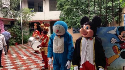 600 நாட்களுக்குப் பின் பள்ளி திரும்பிய சிறார்களுக்கு ஆசிரியர்கள், தலைவர்கள் உற்சாக வரவேற்பு…!