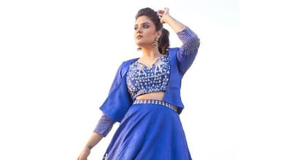 శ్రీముఖి అందాల విందు, బ్లూ డ్రెస్ లో మెరుపులు.. మెస్మరైజ్ చేస్తున్న హాట్ ఫోజులు