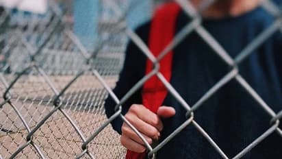 വിദ്യാർത്ഥിയെ കെട്ടിടത്തിൽ നിന്നും താഴേക്ക് തലകീഴായി തൂക്കിപ്പിടിച്ചു, പ്രിൻസിപ്പൽ അറസ്റ്റിൽ