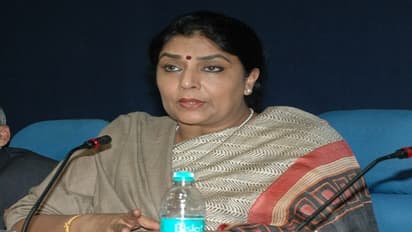 కాంగ్రెస్ సభకు అడ్డంకులు : రోడ్డుపై బారికేడ్లను నెట్టిపారేసిన రేణుకా చౌదరి.. నువ్వు ఎవడ్రా అంటూ పోలీసులపై ఫైర్