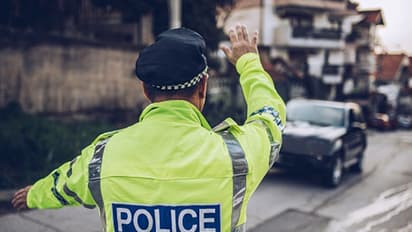 Interesting Facts: संविधान से मिले हैं आपको ये अधिकार, दोस्त के धक्का देने पर भी दर्ज हो सकता है केस